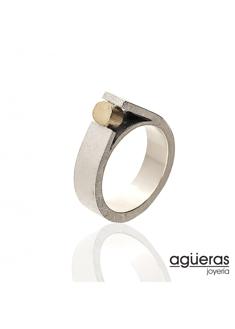 Anillo plata lijada y cilindro en oro