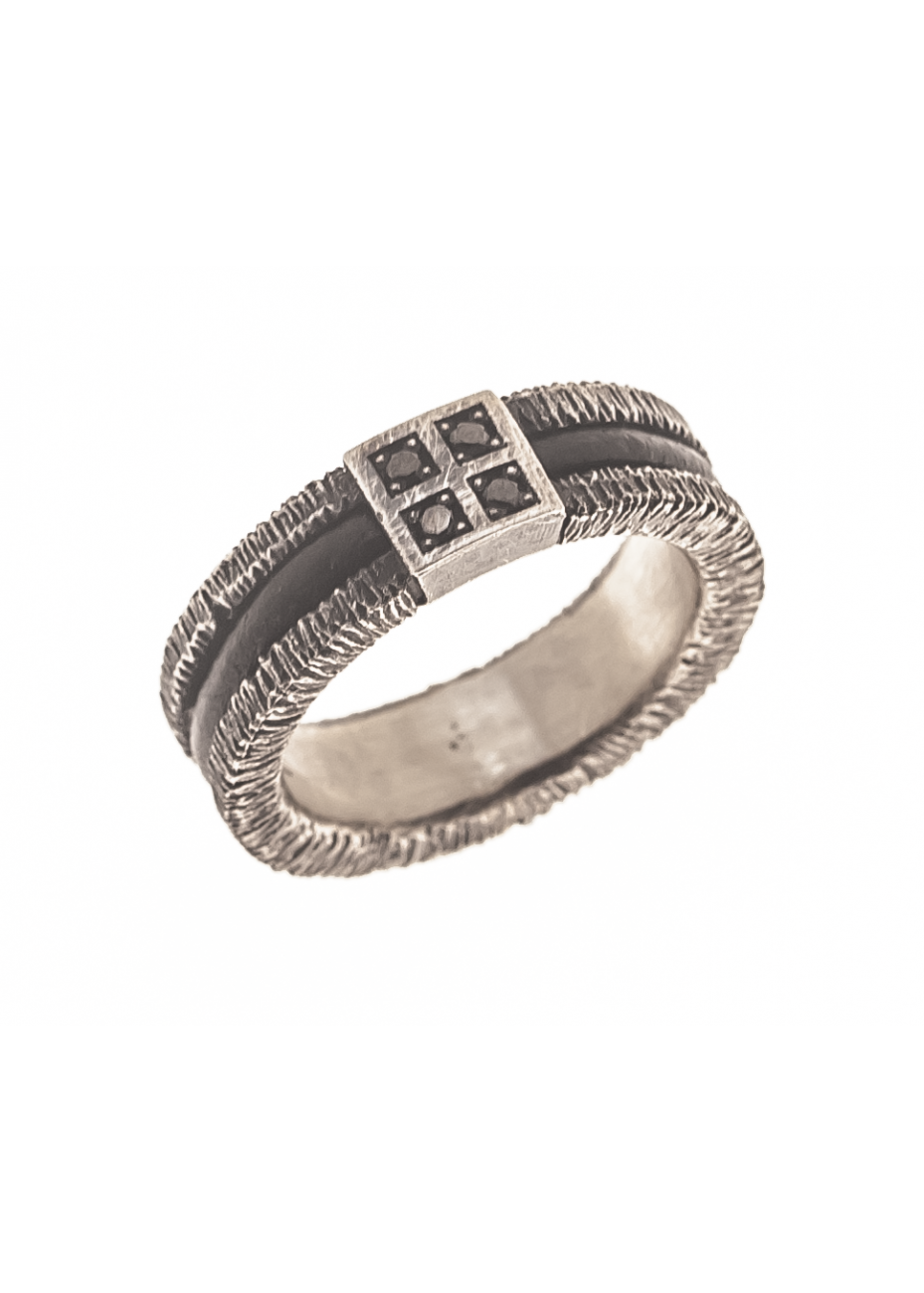 Anillo de plata, cuero y diamante negro