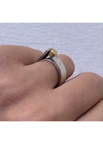 Anillo plata lijada y cilindro en oro