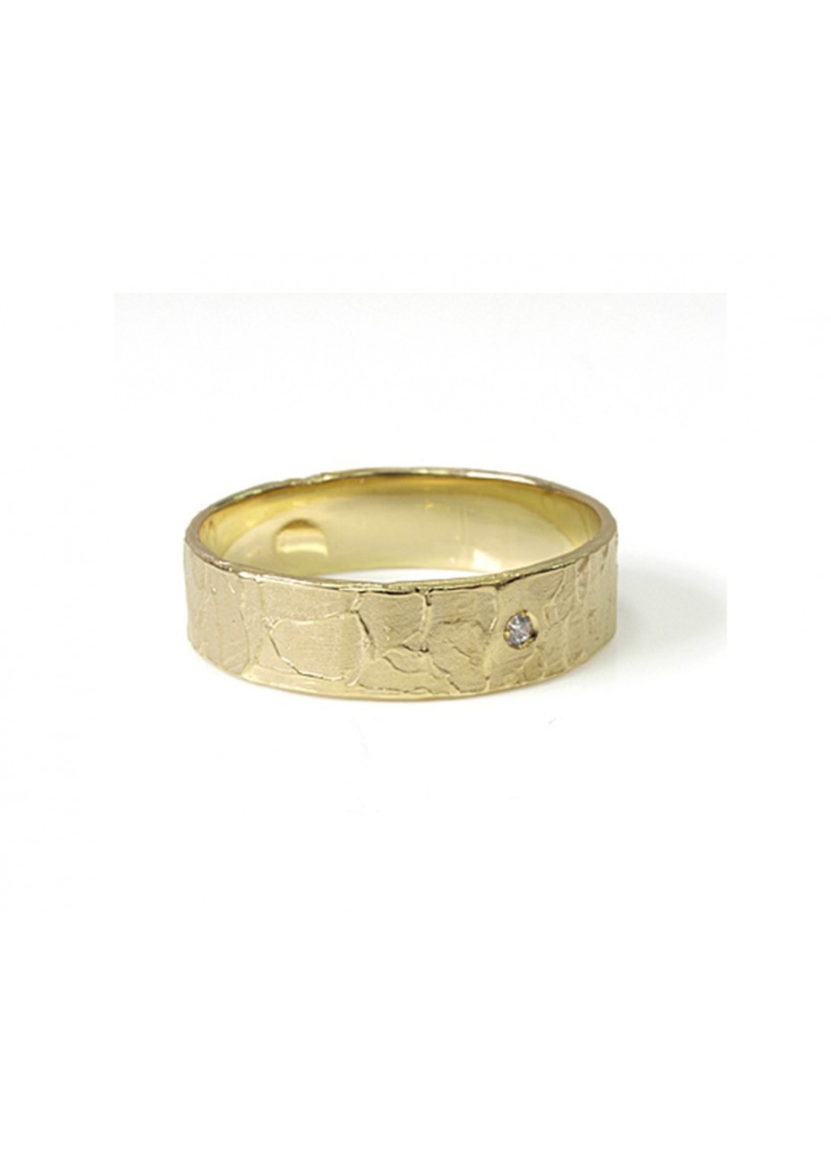 Alianza oro amarillo mate con textura y diamante