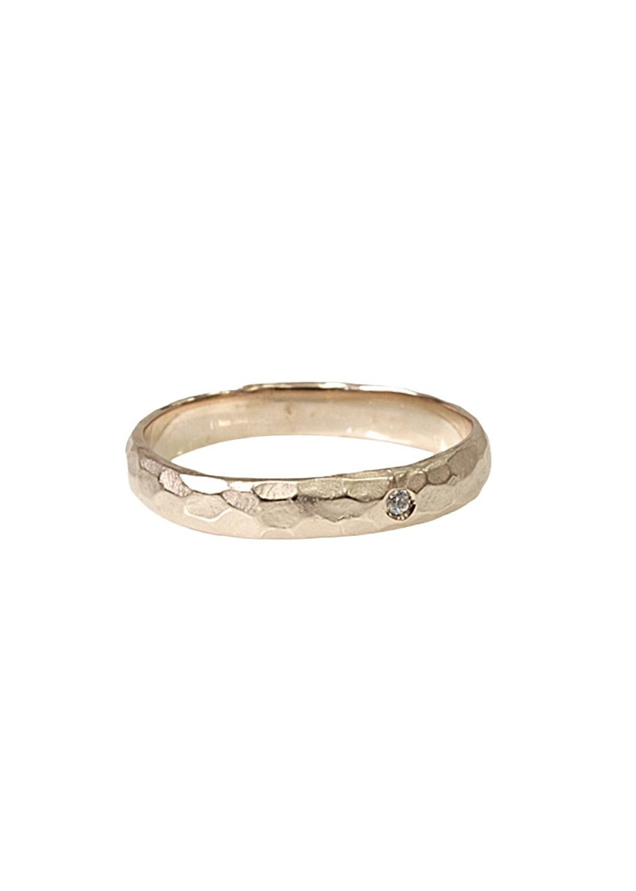 Alianza oro amarillo mate con textura y diamante