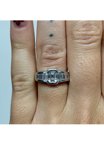 Anillo talla esmeralda y baguette