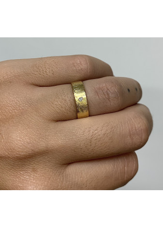 Alianza oro amarillo mate con textura y diamante