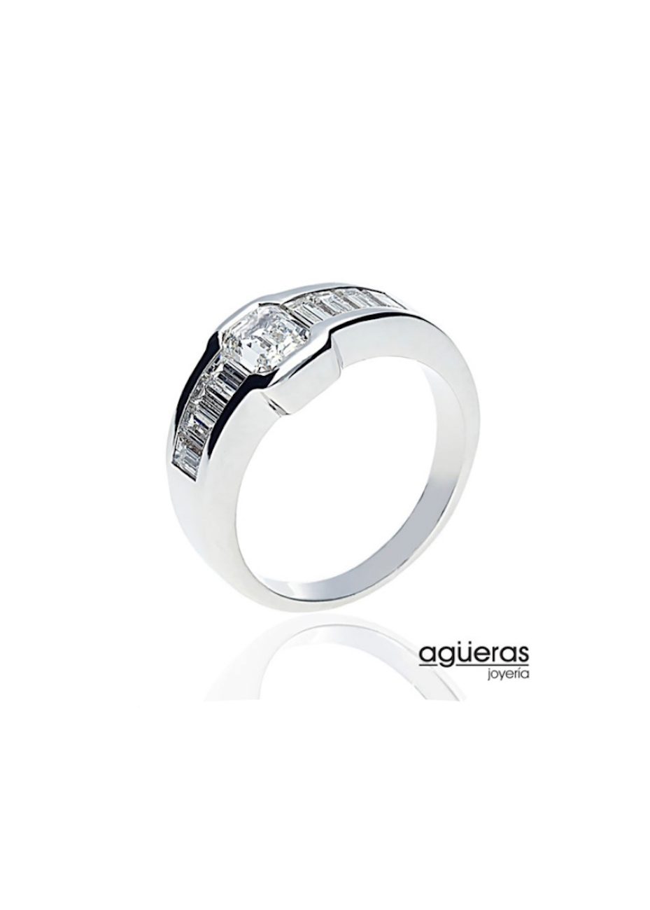 Anillo talla esmeralda y baguette Anillo talla esmeralda y baguette