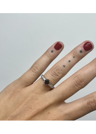 Anillo oro y diamantes negro y blancos