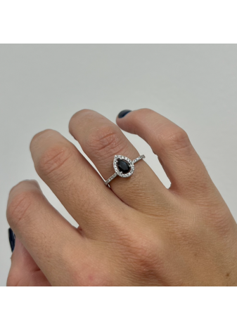 Anillo oro blanco con diamante negro talla pera y brillantes