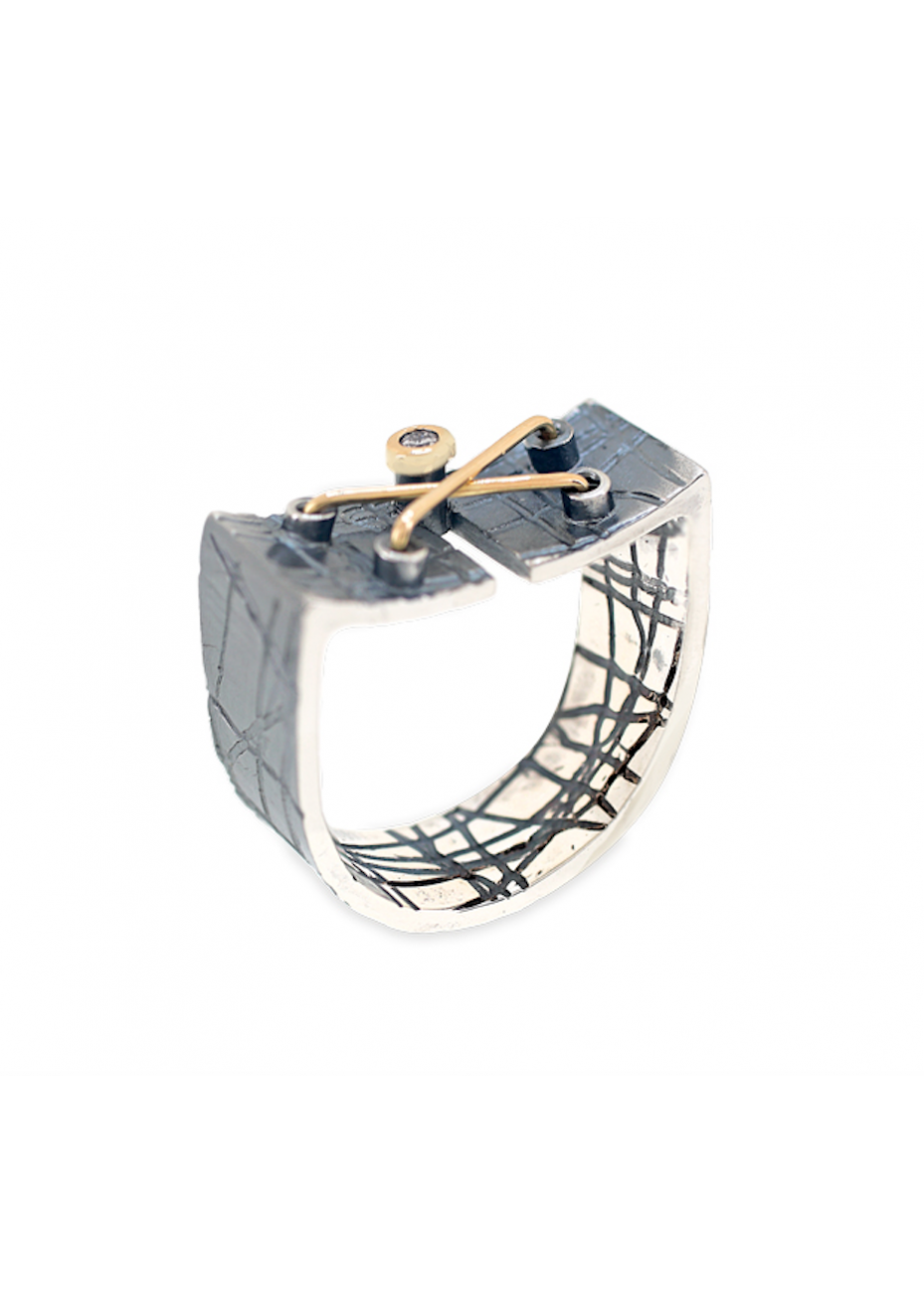 Anillo plata oxidada, oro y diamante Anillo plata oxidada, oro y diamante