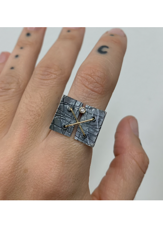 Anillo plata oxidada, oro y diamante