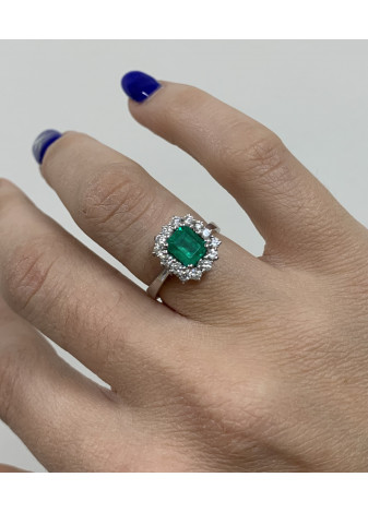 Anillo oro blanco, esmeralda y diamantes