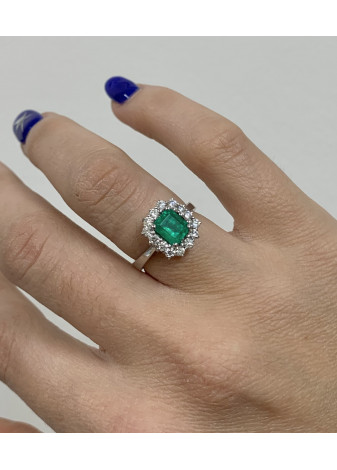 Anillo oro blanco, esmeralda y diamantes