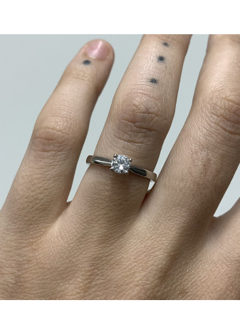 Solitario platino con diamante de 0,34ct
