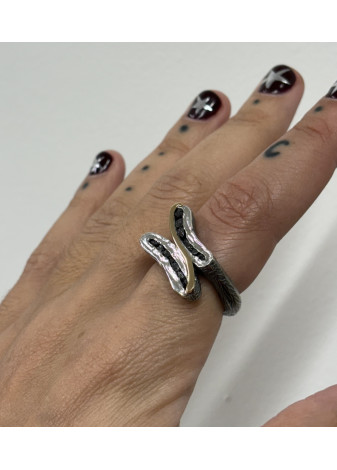 Anillo plata, oro y diamantes en bruto.