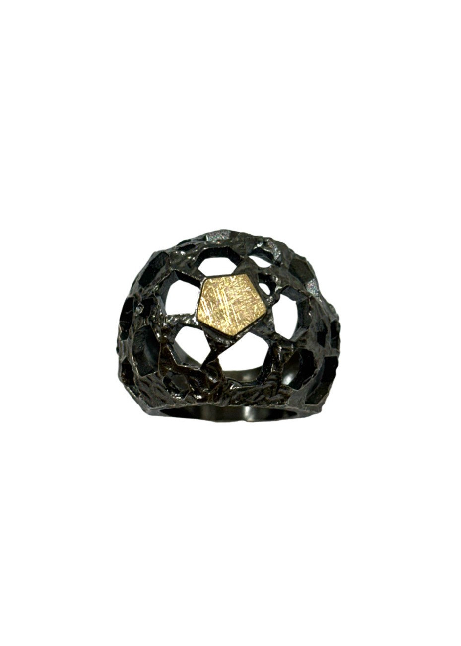 Anillo de plata y oro amarillo con textura