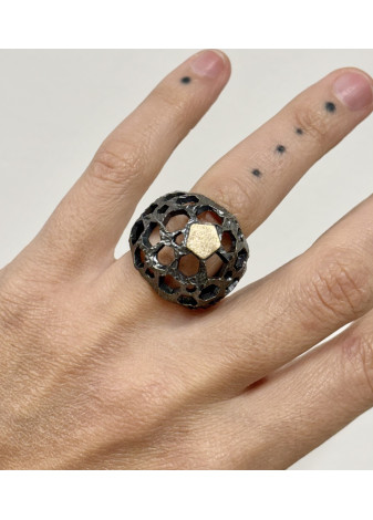 Anillo de plata y oro amarillo con textura