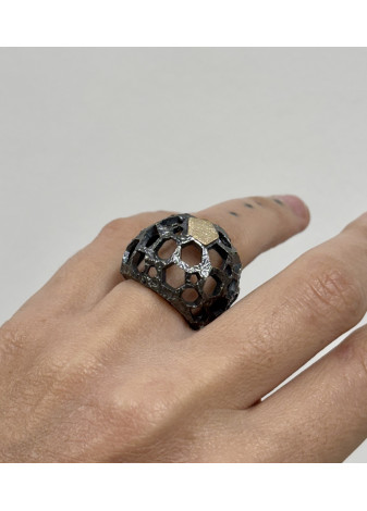 Anillo de plata y oro amarillo con textura