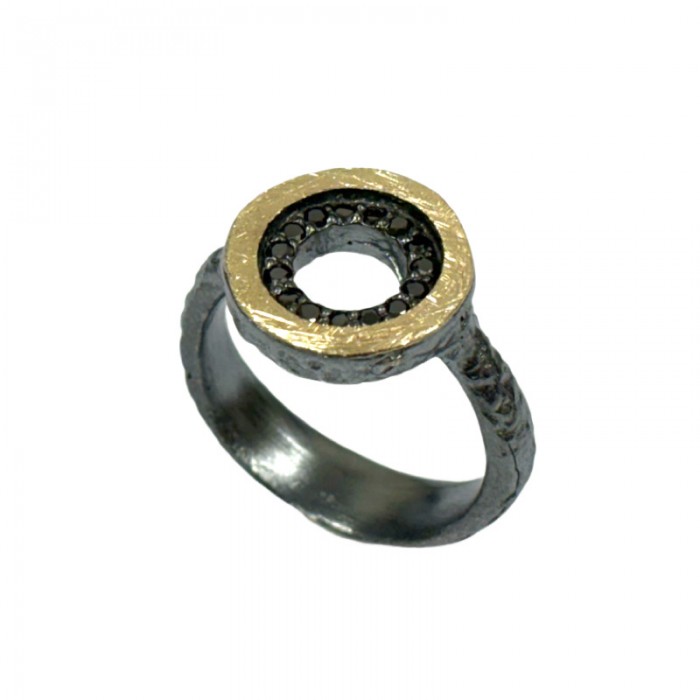 Anillo plata, oro amarillo con textura y diamantes negros