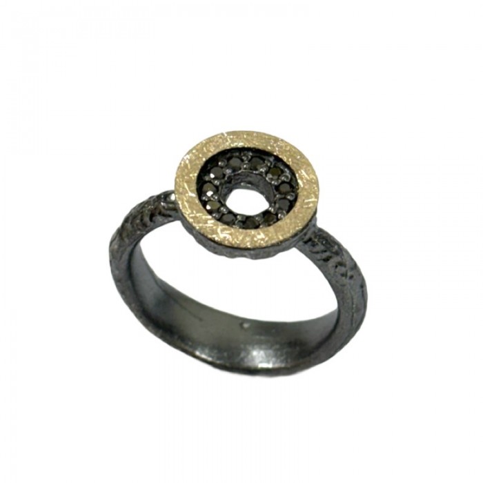 Anillo de plata, oro amarillo con textura y diamantes negros