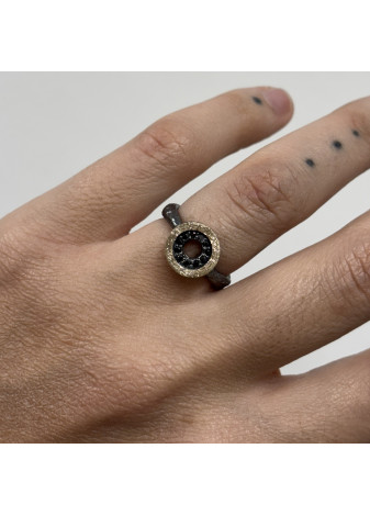 Anillo de plata, oro amarillo con textura y diamantes negros