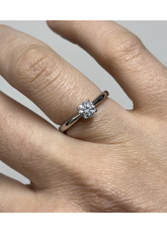 Solitario de platino con un diamante de 0,50ct