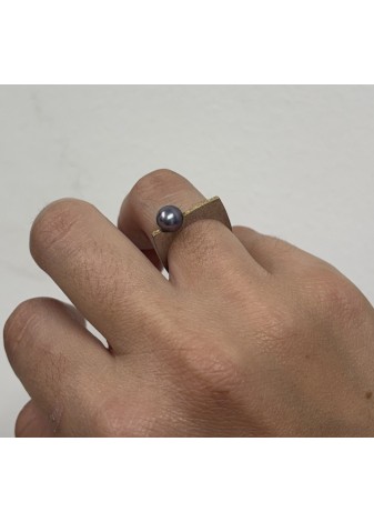 Anillo de plata, oro y perla gris