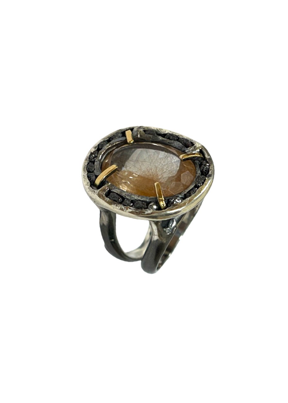 Anillo plata oxidada, oro amarillo, diamantes negros en bruto y cuarzo rutilado