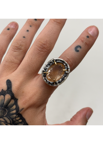 Anillo plata oxidada, oro amarillo, diamantes negros en bruto y cuarzo rutilado