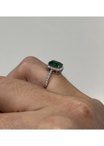 Sortija oro blanco, esmeralda y diamantes