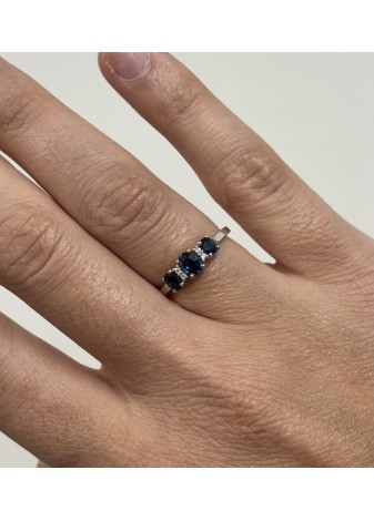 Anillo oro blanco, zafiros y diamantes