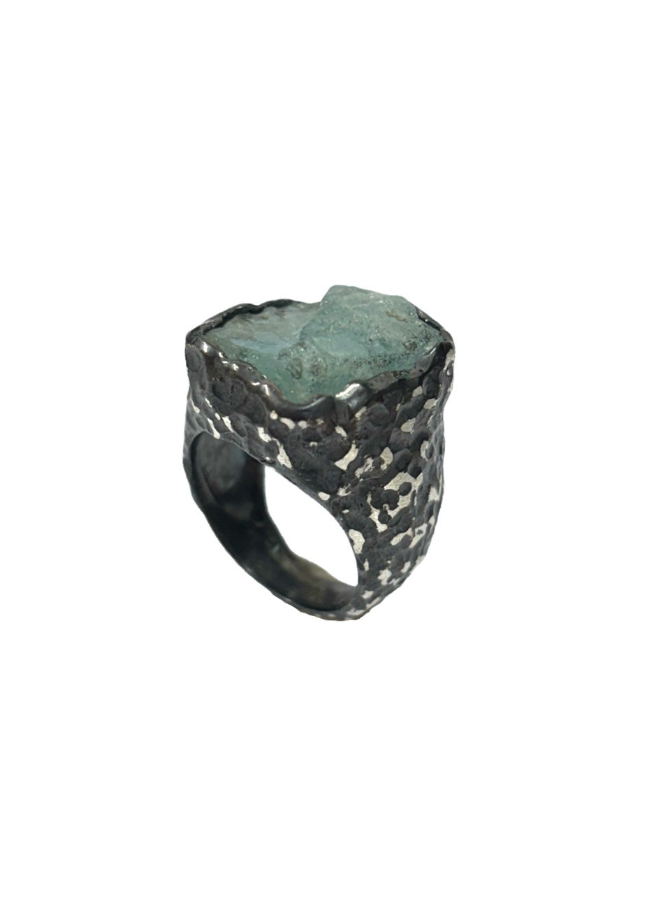 Anillo de plata y aguamarina en bruto
