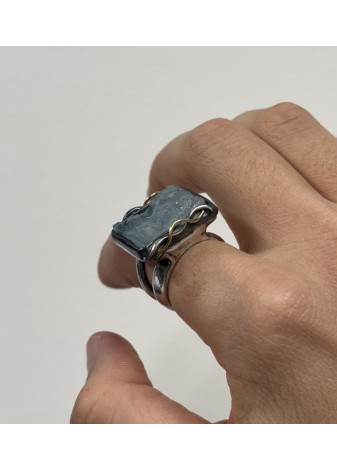 Anillo aguamarina en bruto en plata y oro