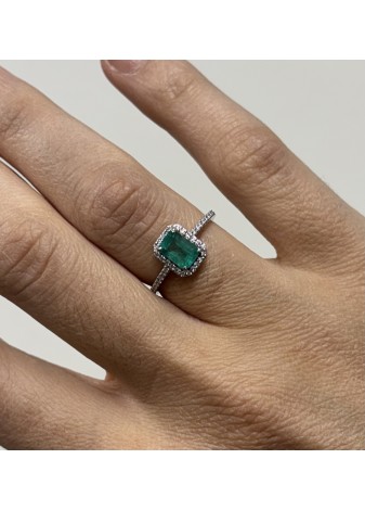 Anillo oro blanco, esmeralda y diamantes