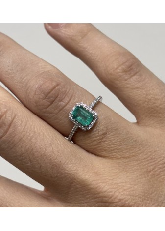 Anillo oro blanco, esmeralda y diamantes