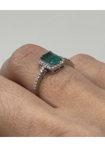 Anillo oro blanco, esmeralda y diamantes