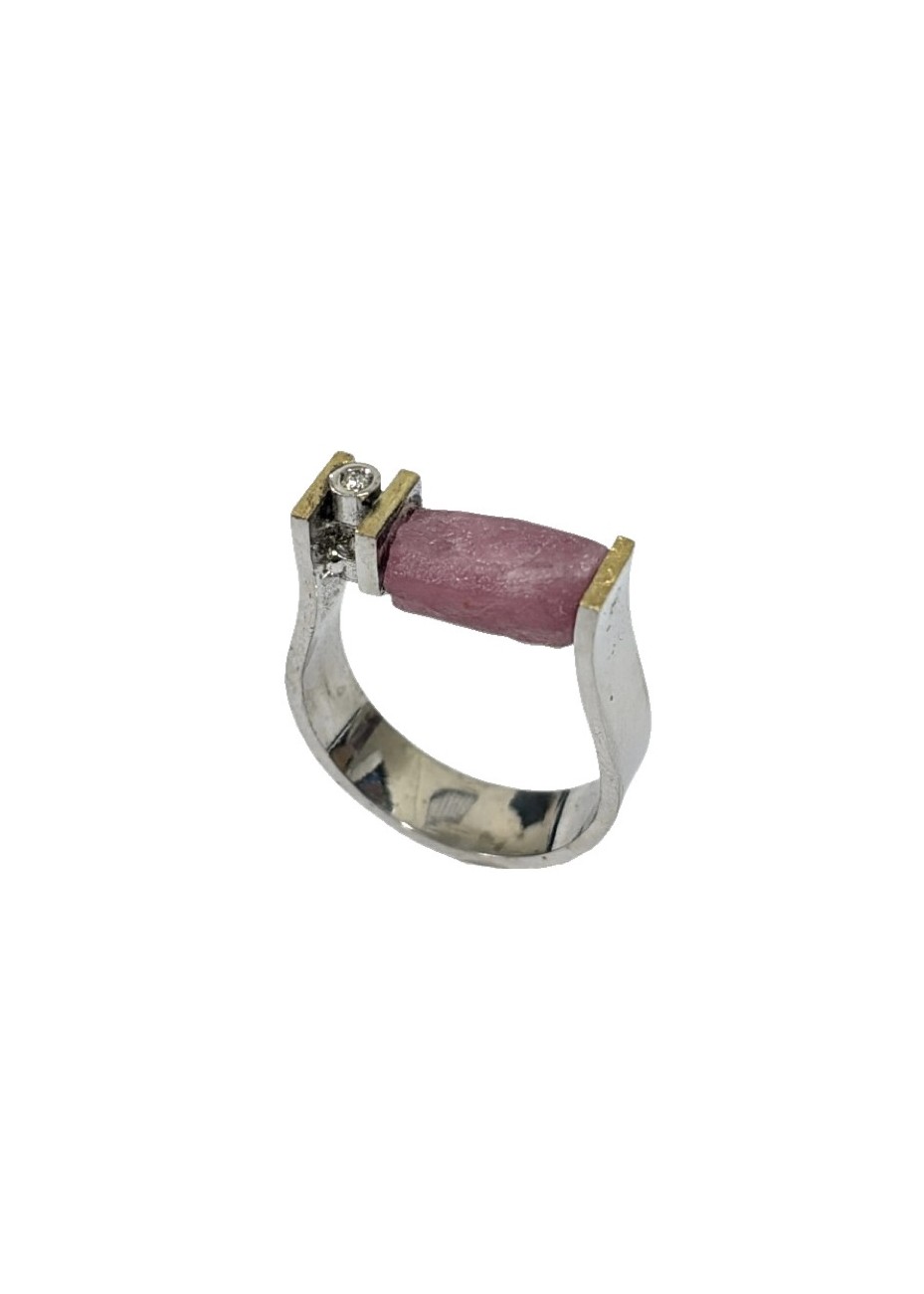 Anillo de plata, oro amarillo, rubí en bruto y diamante