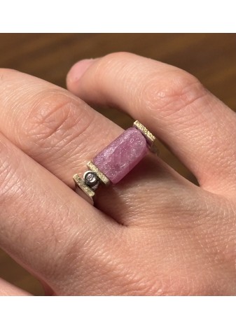 Anillo de plata, oro amarillo, rubí en bruto y diamante