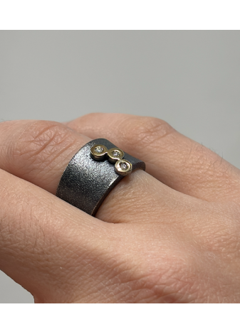 Anillo plata oxidada, oro amarillo y diamantes