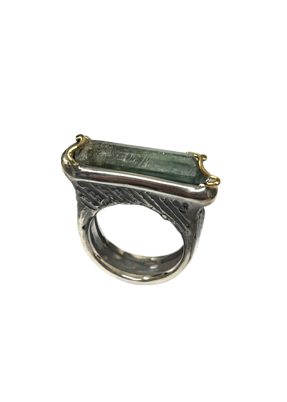 Anillo plata, oro amarillo y esmeralda en bruto