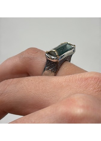 Anillo plata, oro amarillo y esmeralda en bruto