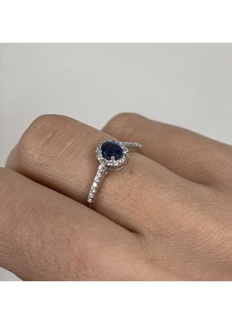 Anillo de oro blanco, zafiro y diamantes