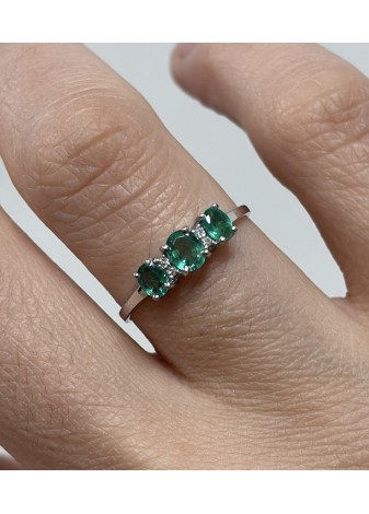 Anillo de oro blanco, esmeraldas y diamantes