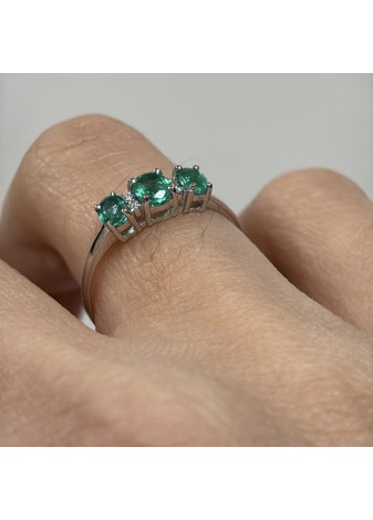 Anillo de oro blanco, esmeraldas y diamantes