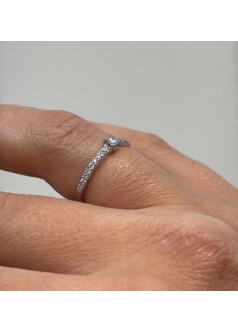 Anillo de oro blanco y diamantes