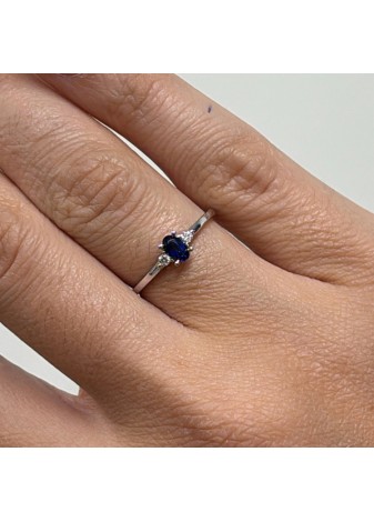Anillo de oro blanco con zafiro y diamantes LAB
