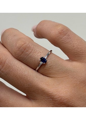 Anillo de oro blanco con zafiro y diamantes LAB