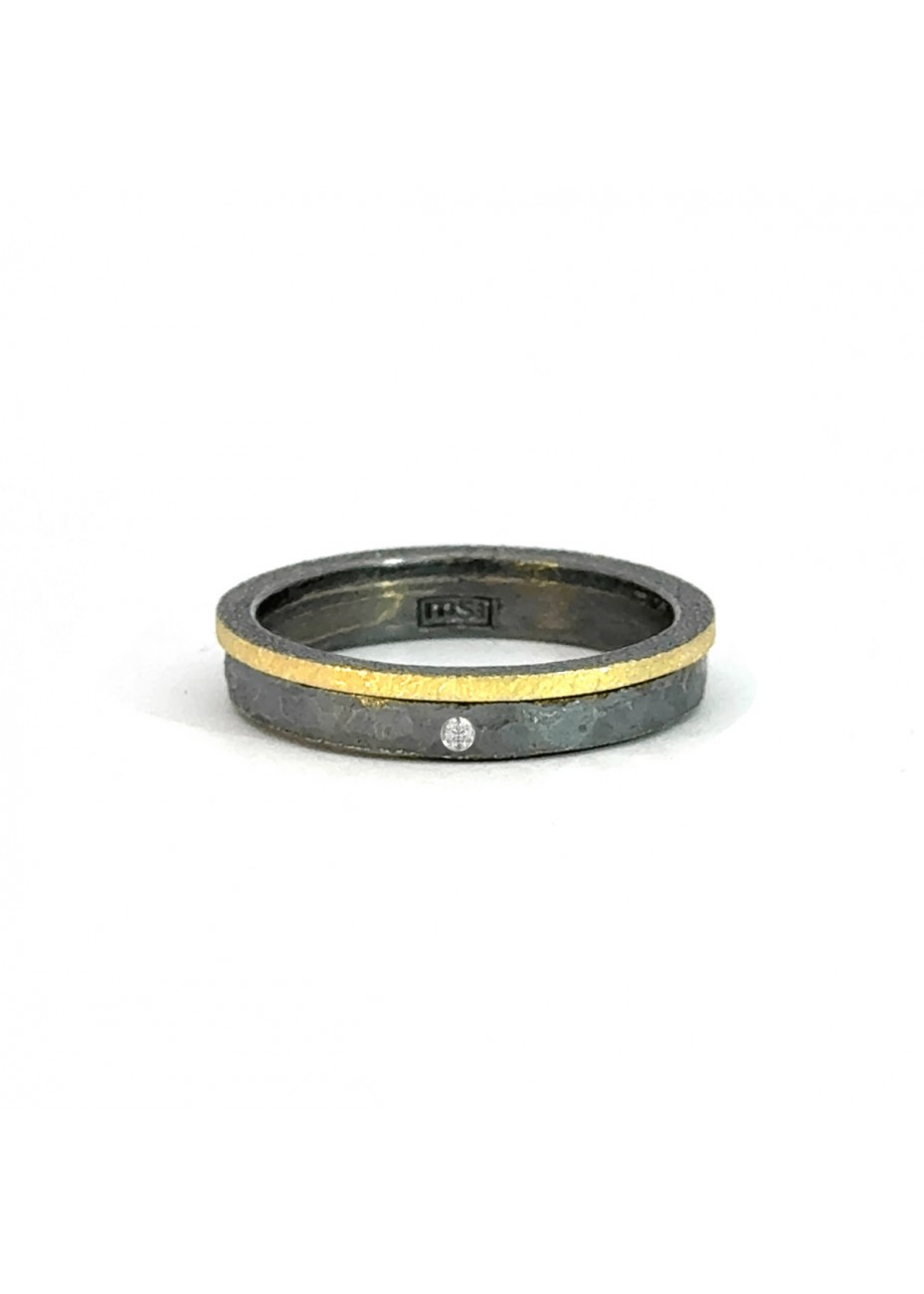 Alianza de plata oxidada y oro amarillo con diamante