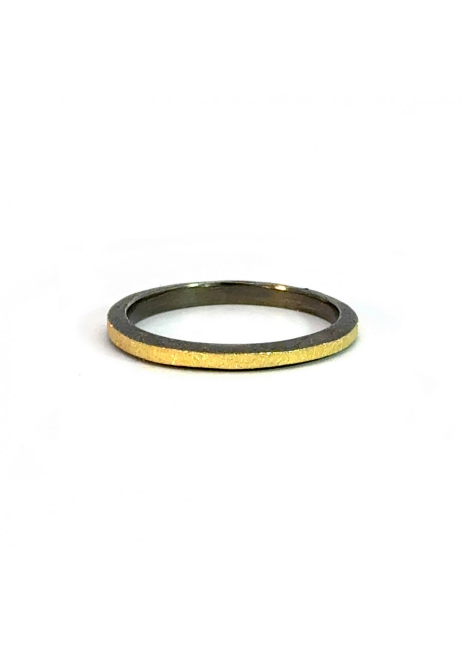 Alianza oro amarillo y plata oxidada