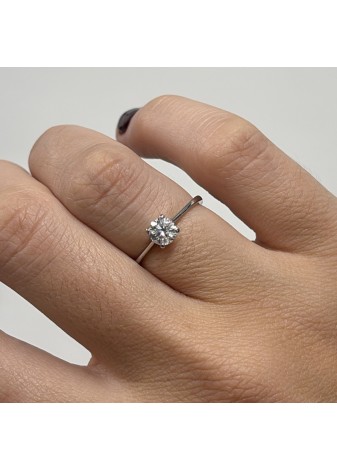 Solitario platino con diamante de 0,56ct