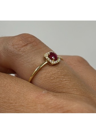 Anillo de oro amarillo con diamantes y rubí