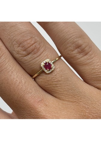 Anillo de oro amarillo con diamantes y rubí