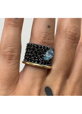Anillo PUA plata oxidada, oro, topacio y espinelas negras